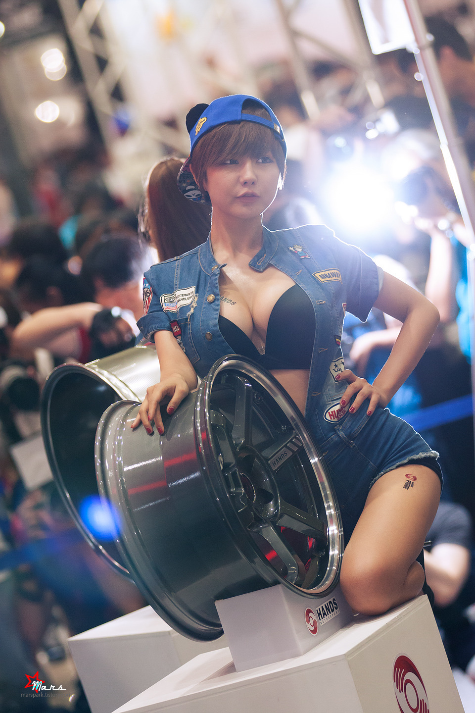 超性感美女车模柳智惠 车展性感牛仔装