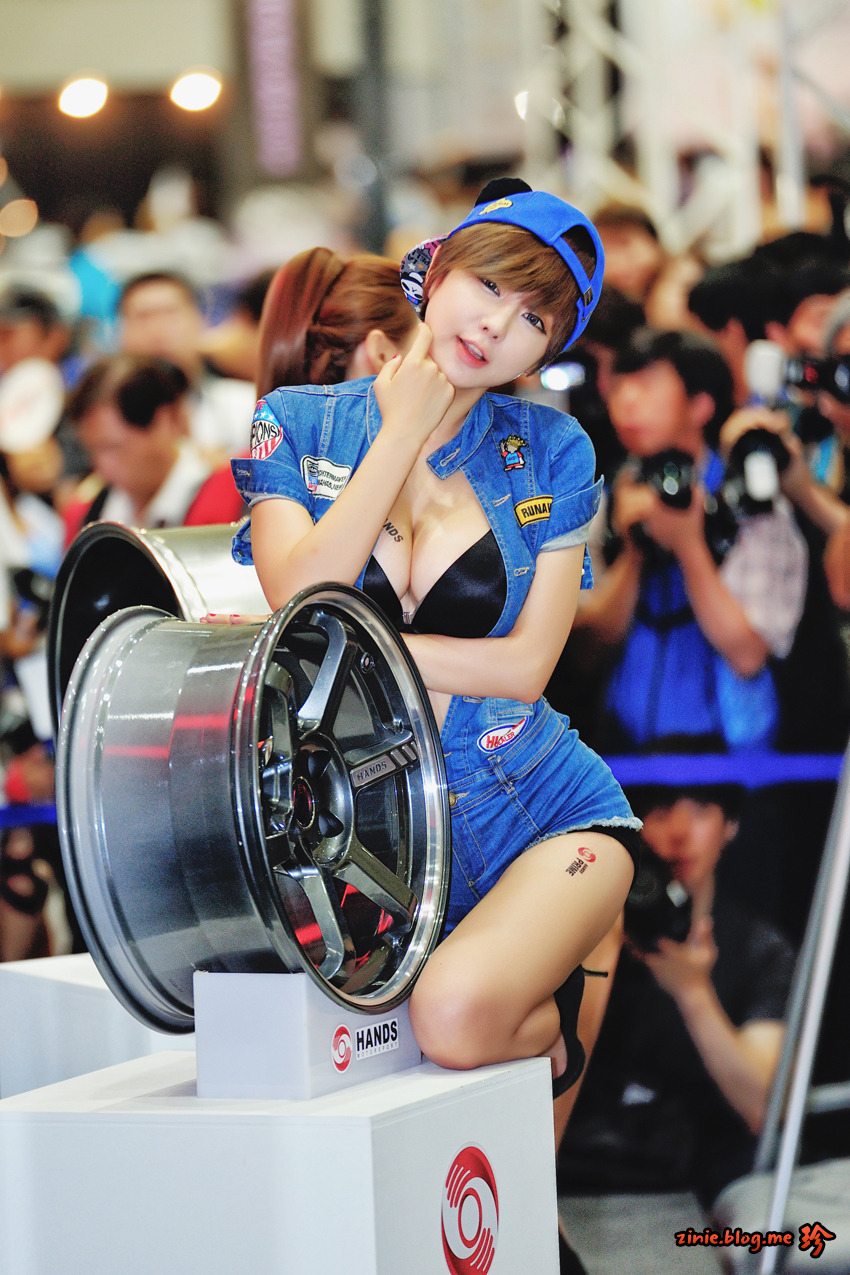 超性感美女车模柳智惠 车展性感牛仔装