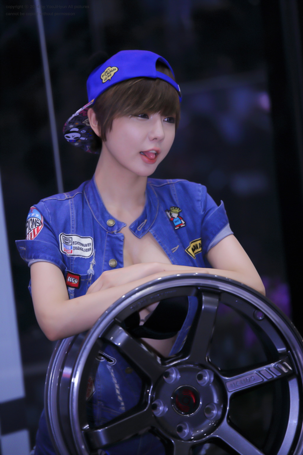 超性感美女车模柳智惠 车展性感牛仔装