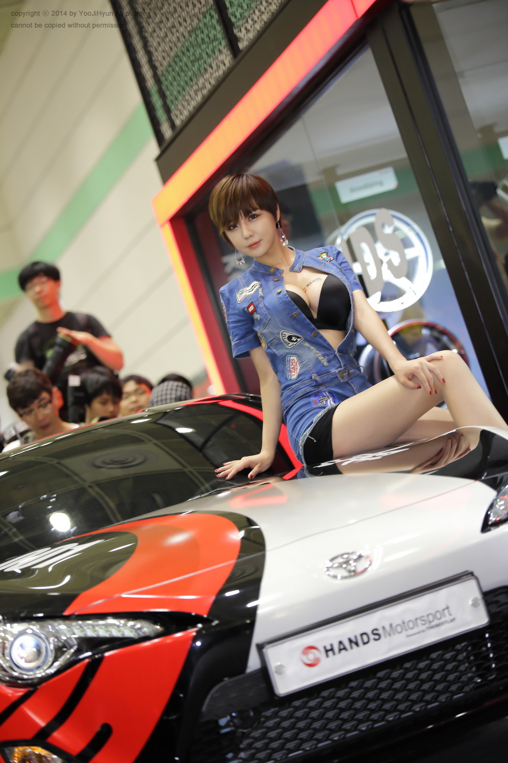 超性感美女车模柳智惠 车展性感牛仔装