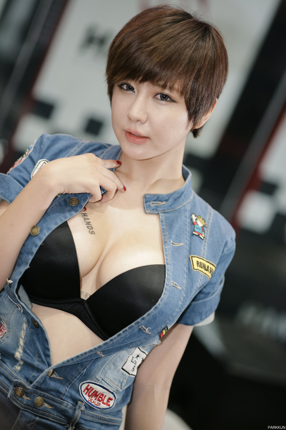 超性感美女车模柳智惠 车展性感牛仔装