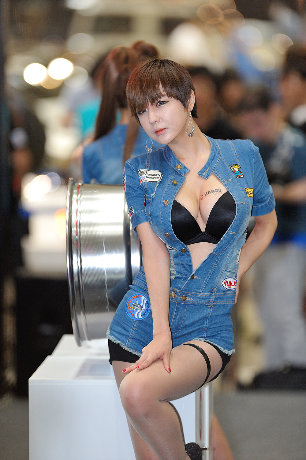 超性感美女车模柳智惠 车展性感牛仔装