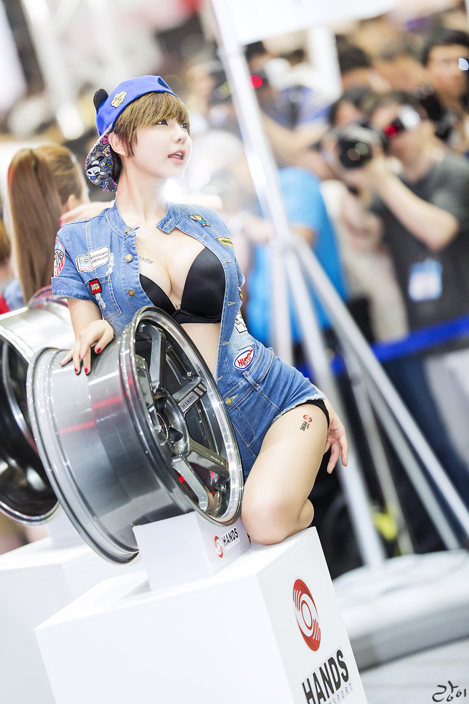 超性感美女车模柳智惠 车展性感牛仔装