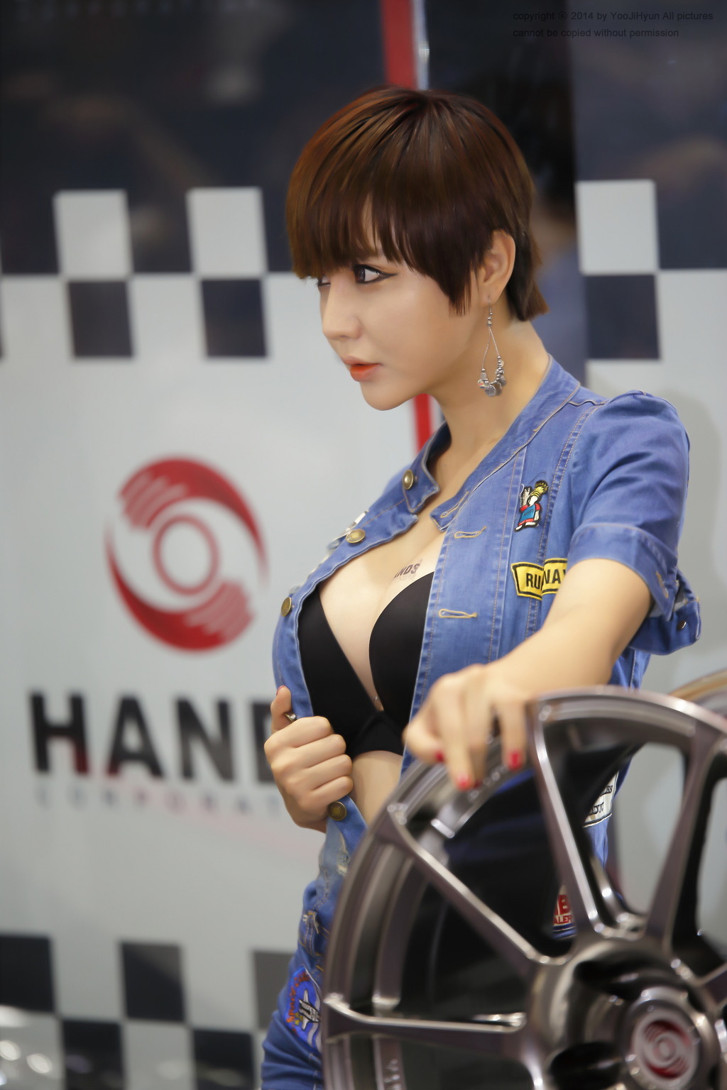 超性感美女车模柳智惠 车展性感牛仔装