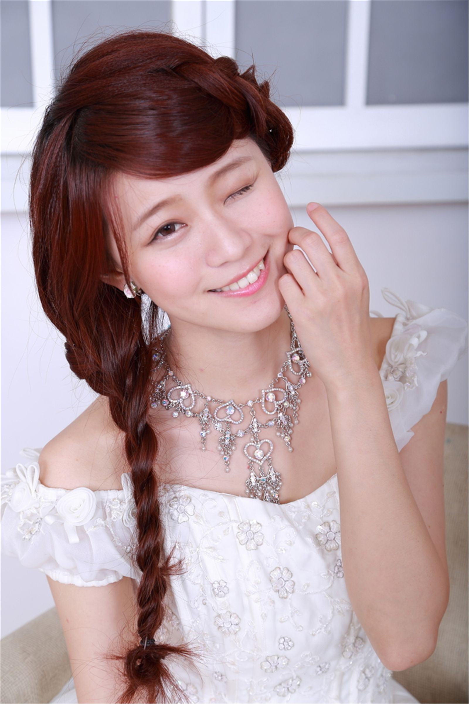 大学中机电系美女 性感婚纱棚拍