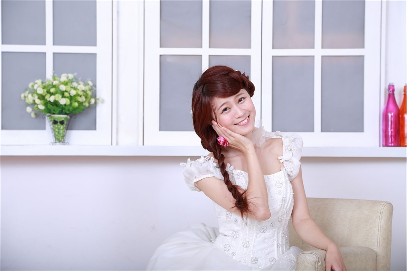 大学中机电系美女 性感婚纱棚拍