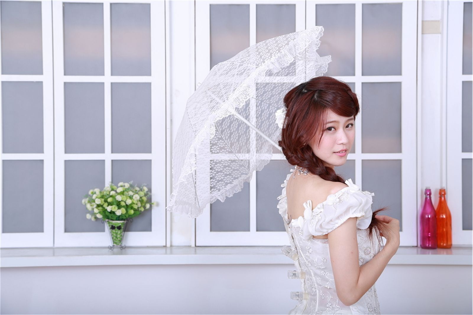 大学中机电系美女 性感婚纱棚拍