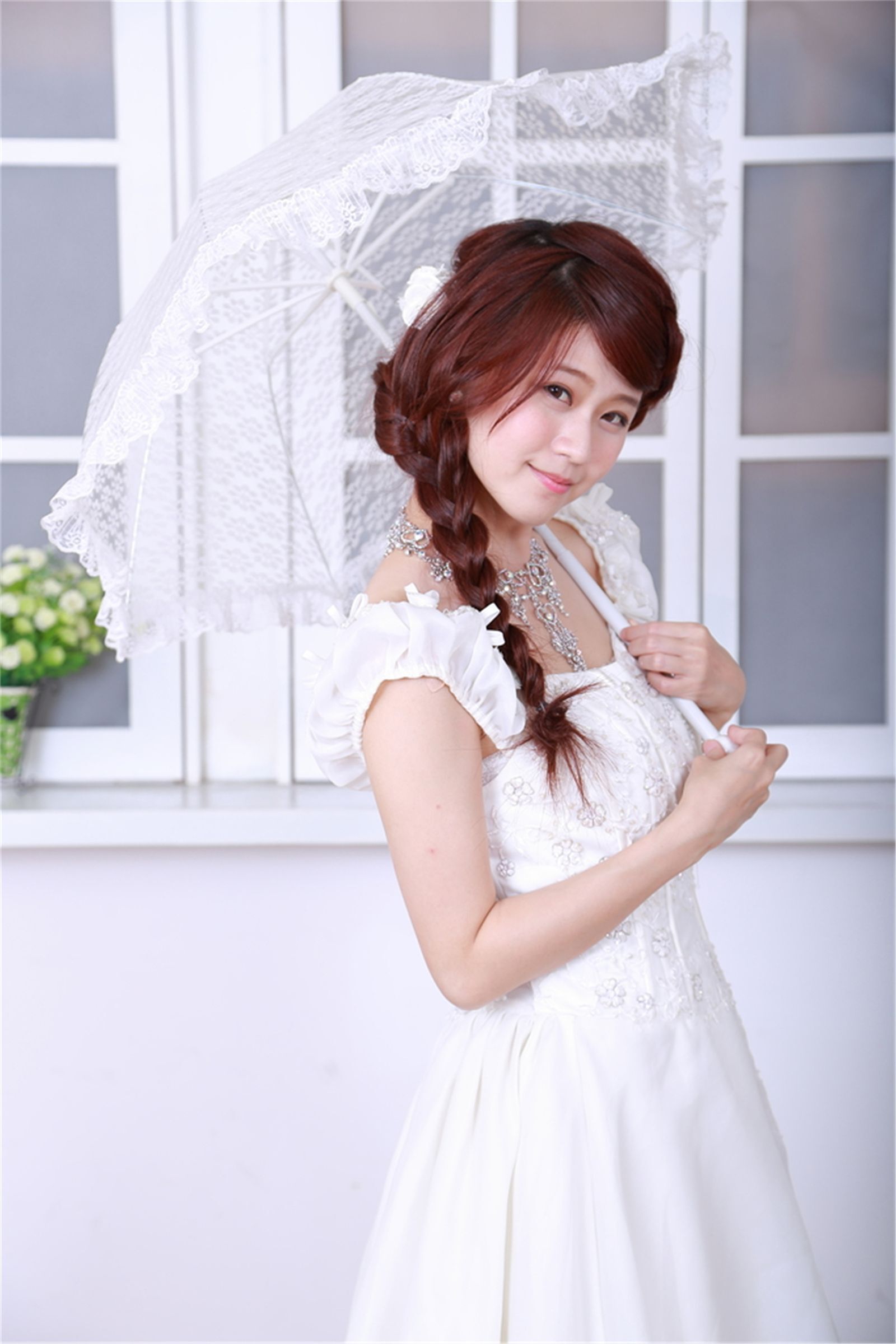 大学中机电系美女 性感婚纱棚拍