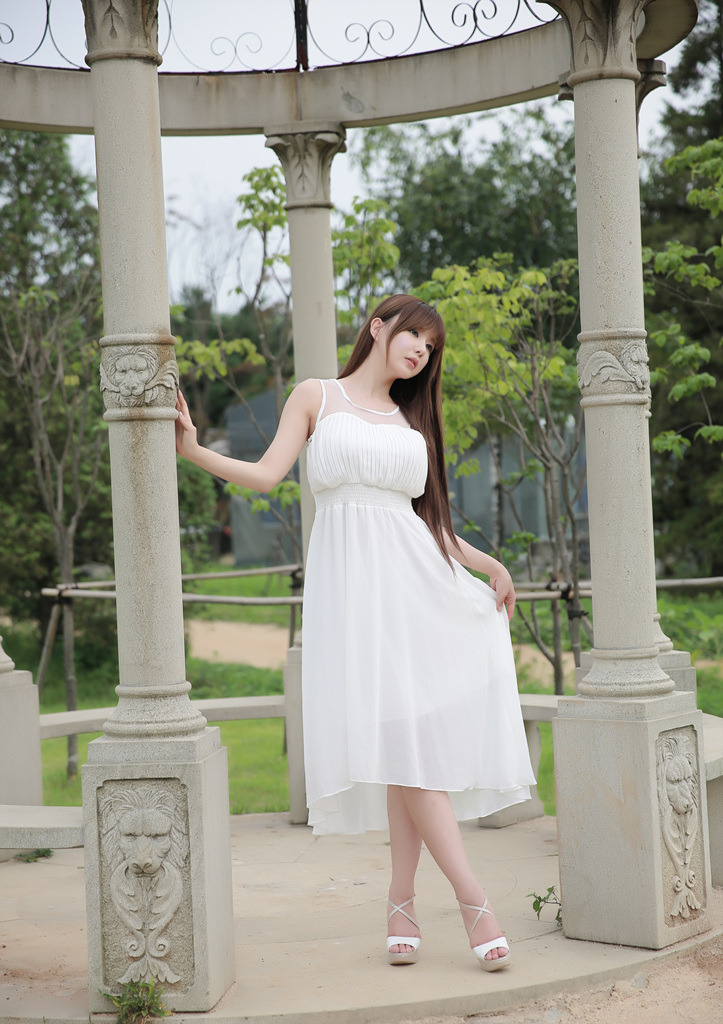 超性感美女车模柳智惠白色长裙外拍