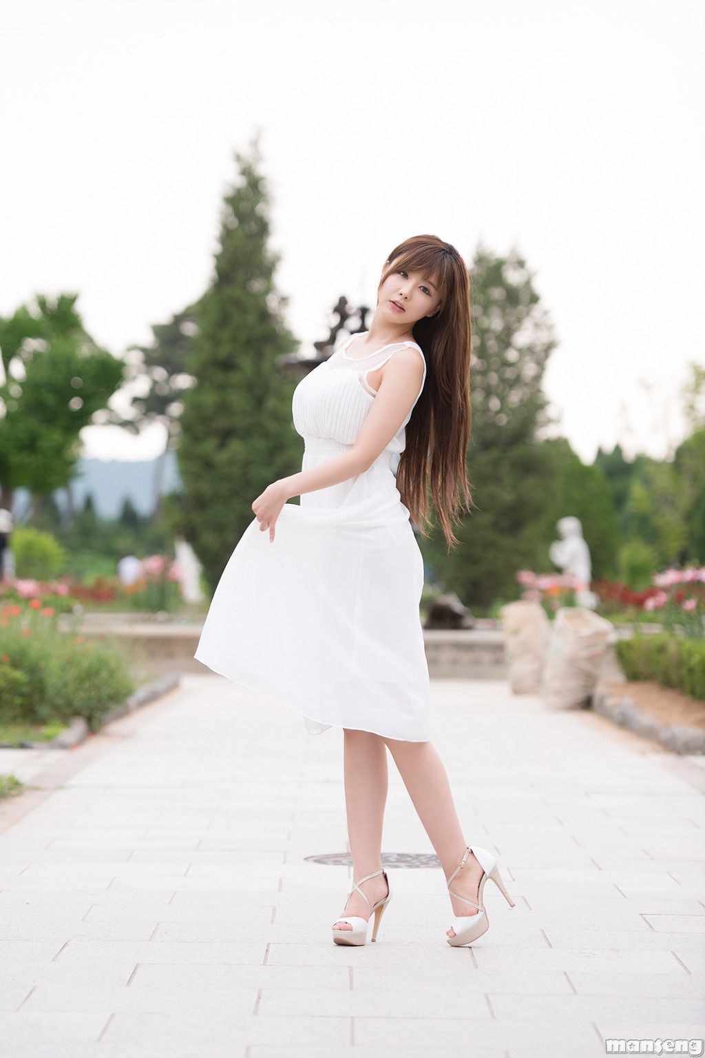 超性感美女车模柳智惠白色长裙外拍