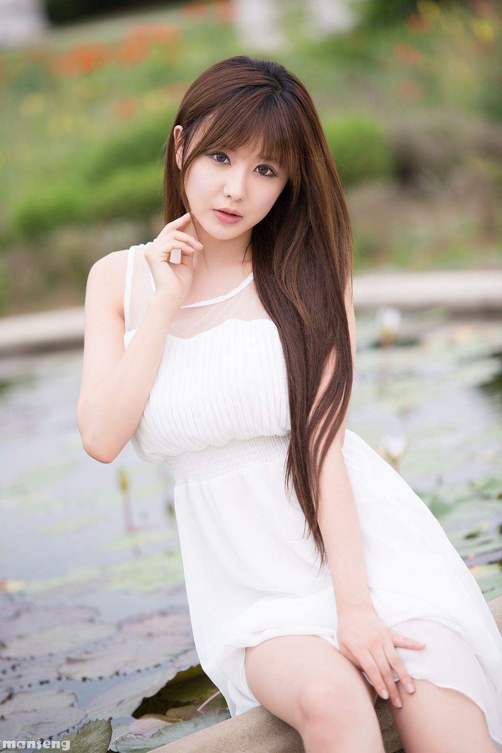 超性感美女车模柳智惠白色长裙外拍