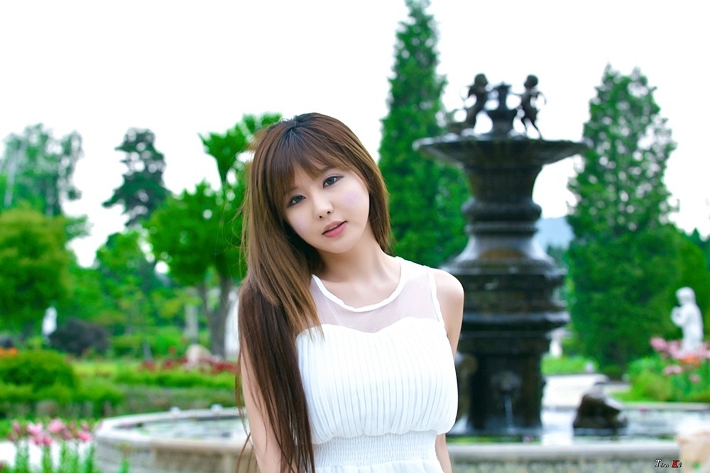 超性感美女车模柳智惠白色长裙外拍