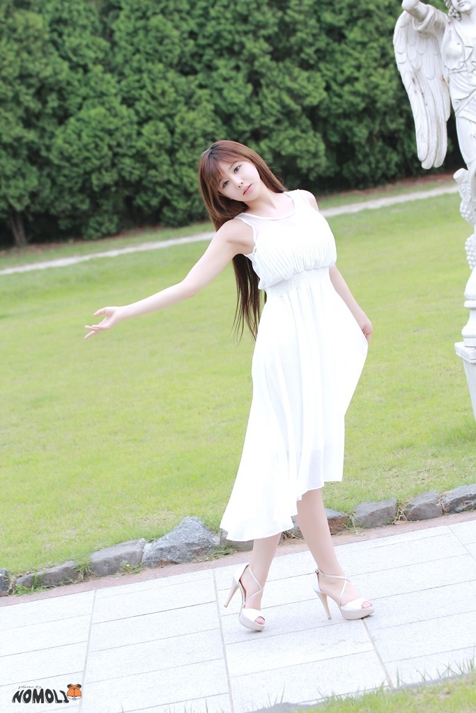 超性感美女车模柳智惠白色长裙外拍