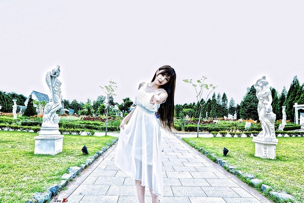 超性感美女车模柳智惠白色长裙外拍