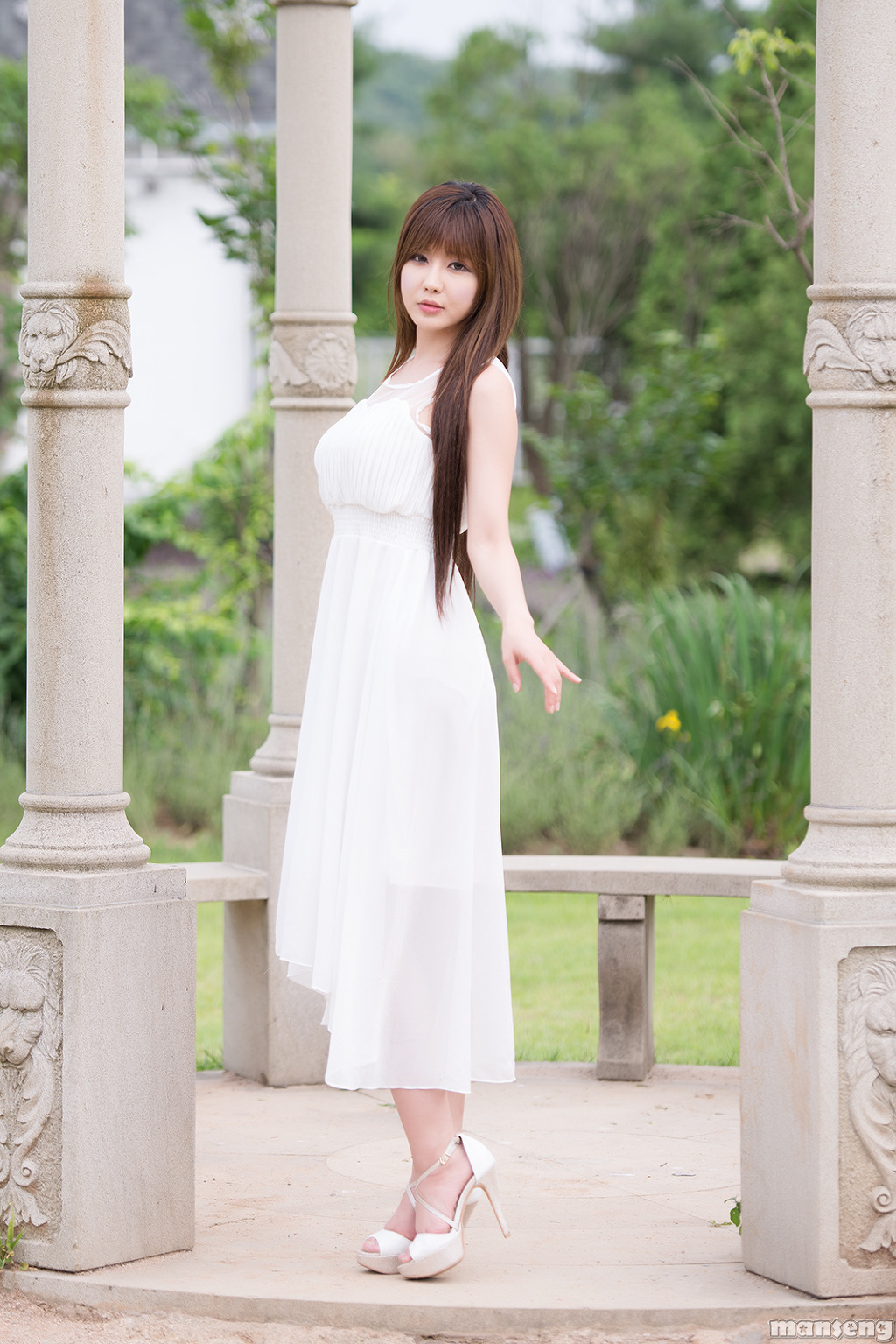 超性感美女车模柳智惠白色长裙外拍