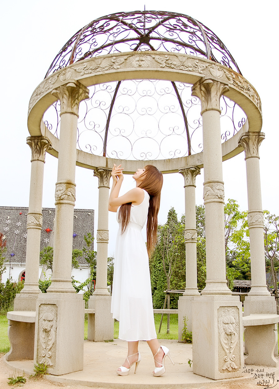 超性感美女车模柳智惠白色长裙外拍