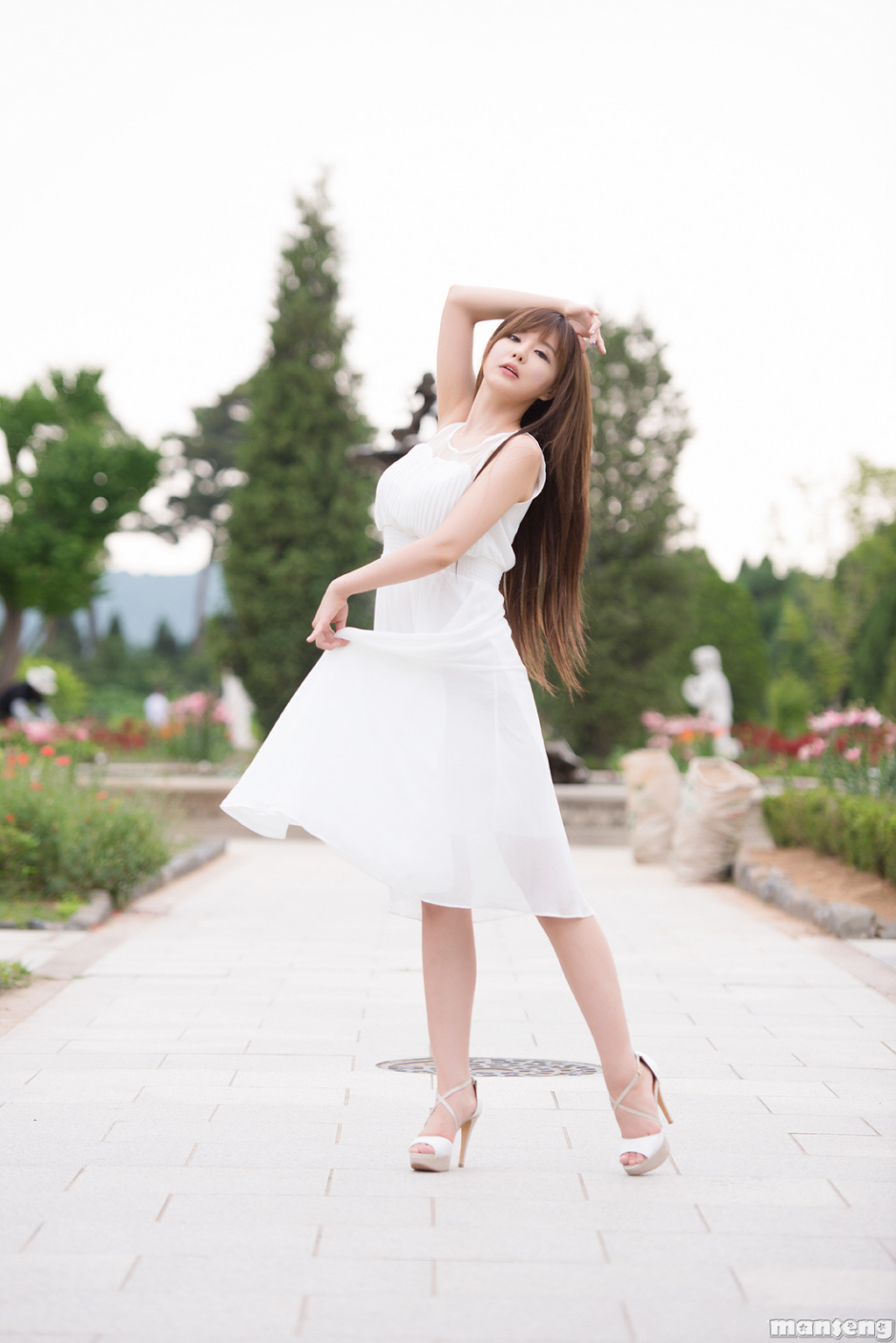 超性感美女车模柳智惠白色长裙外拍