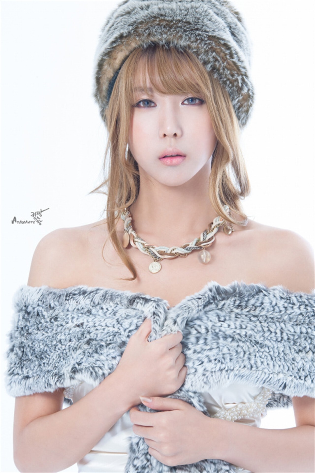 韩国超模许允美 性感皮草写真