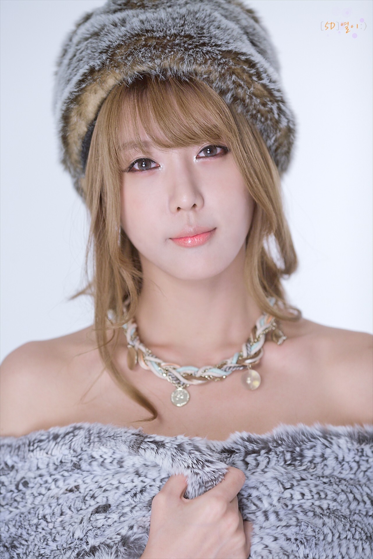 韩国超模许允美 性感皮草写真