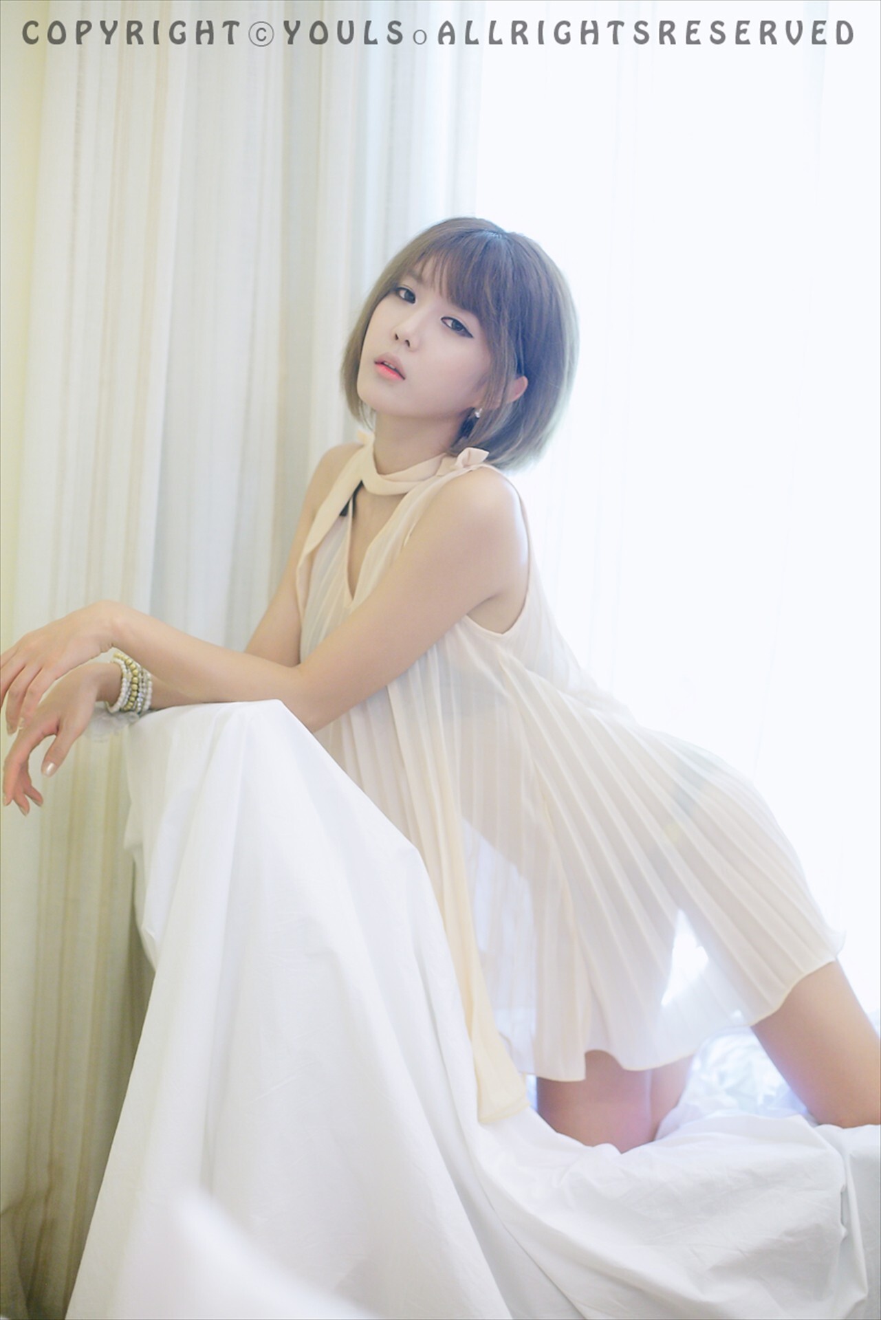 韩国超模许允美  白纱裙室拍写真