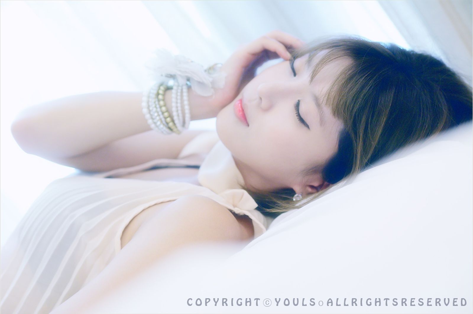 韩国超模许允美  白纱裙室拍写真