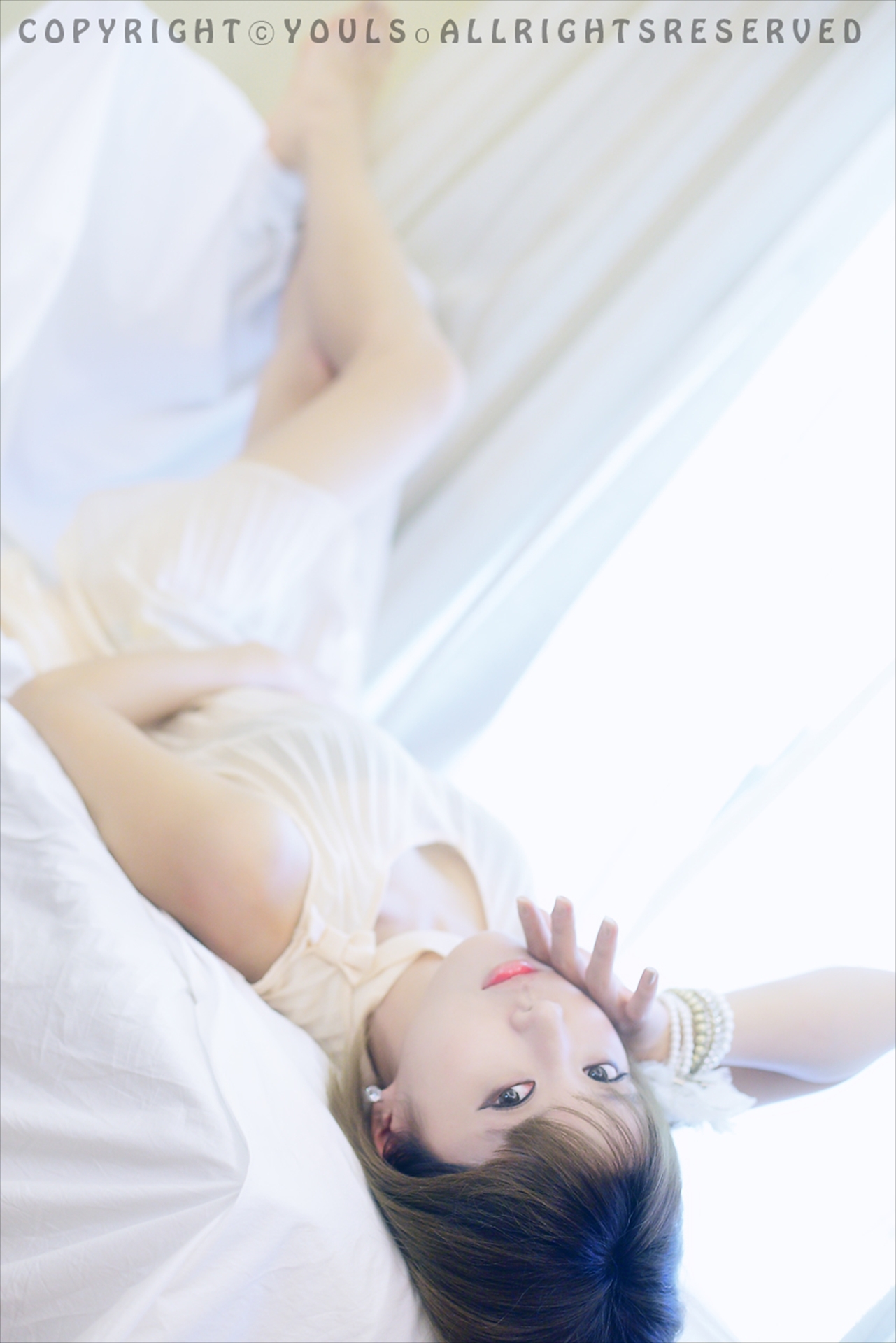 韩国超模许允美  白纱裙室拍写真