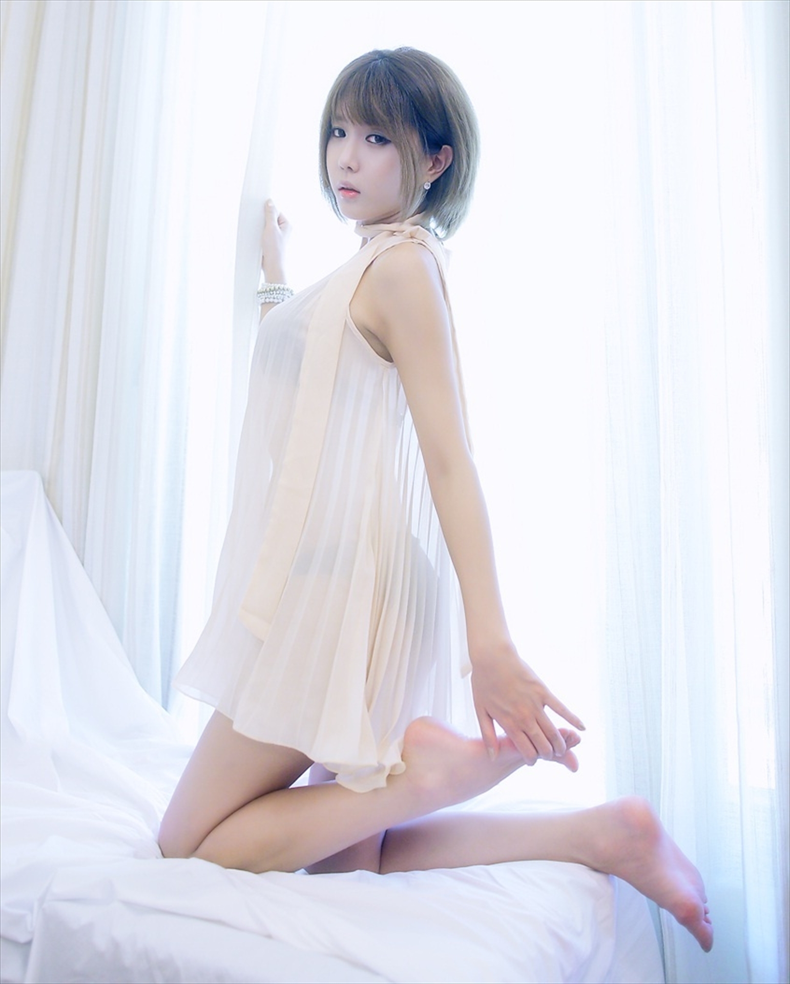 韩国超模许允美  白纱裙室拍写真