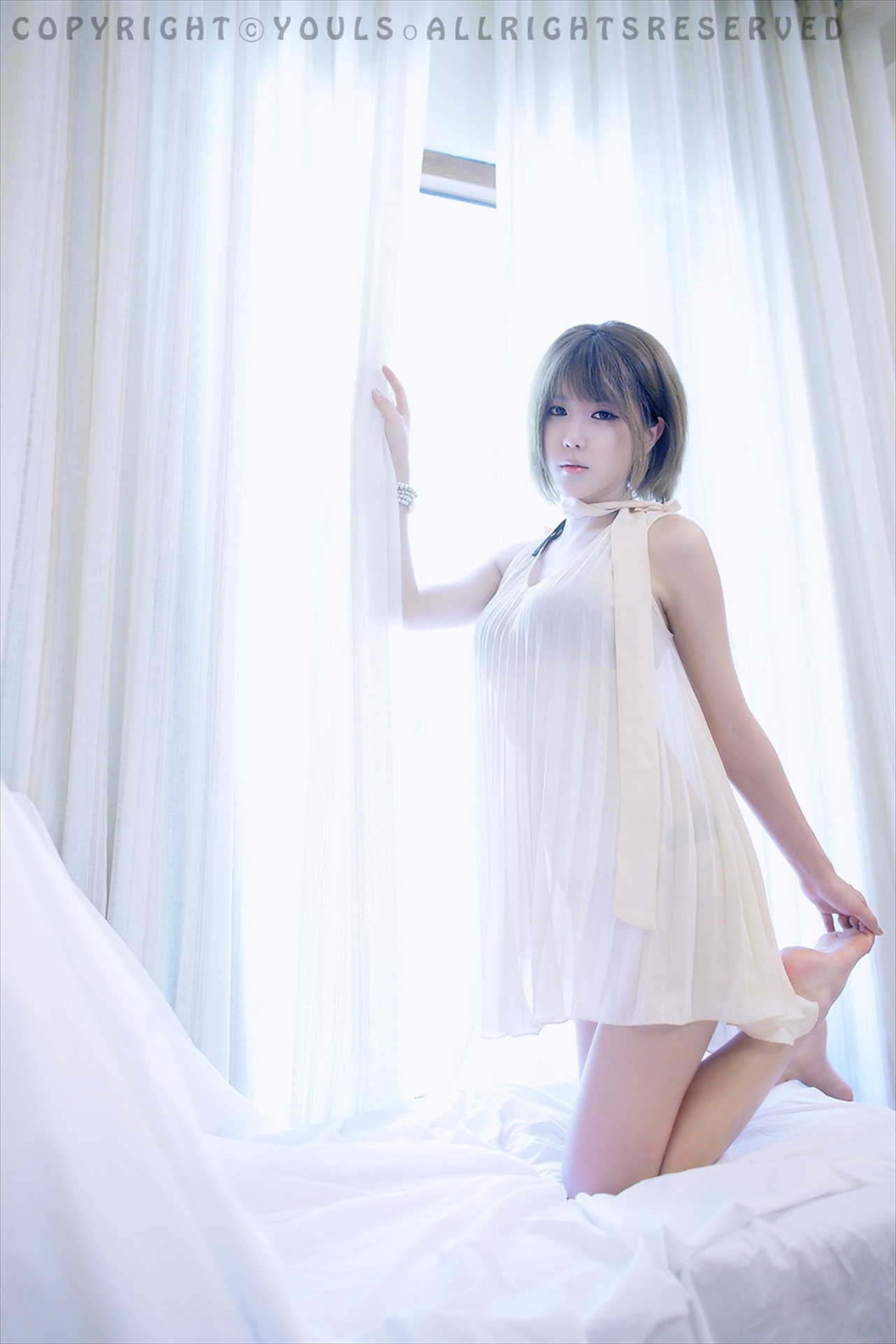 韩国超模许允美  白纱裙室拍写真