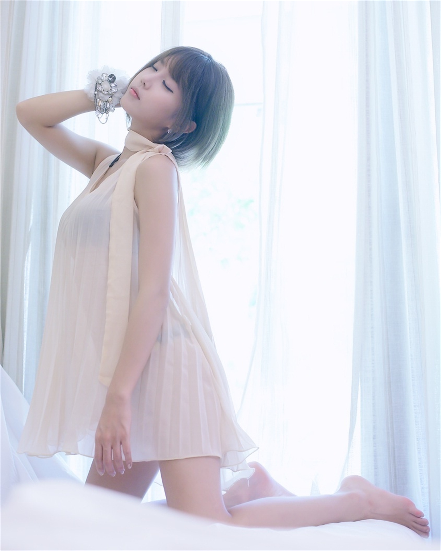 韩国超模许允美  白纱裙室拍写真