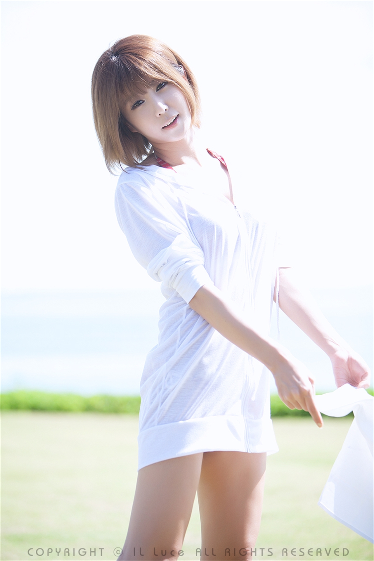 韩国超模许允美  白纱裙室拍写真