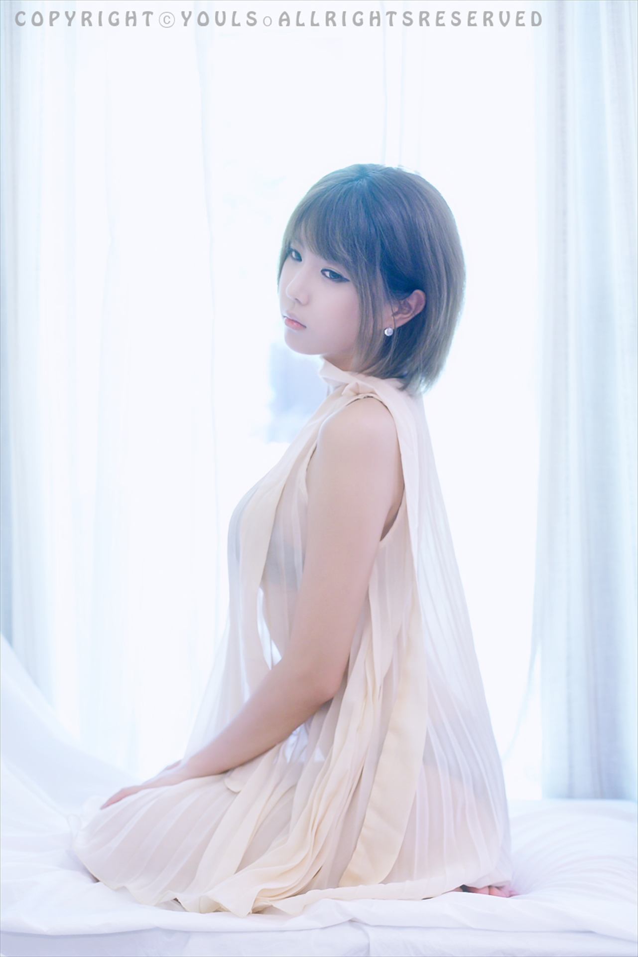 韩国超模许允美  白纱裙室拍写真