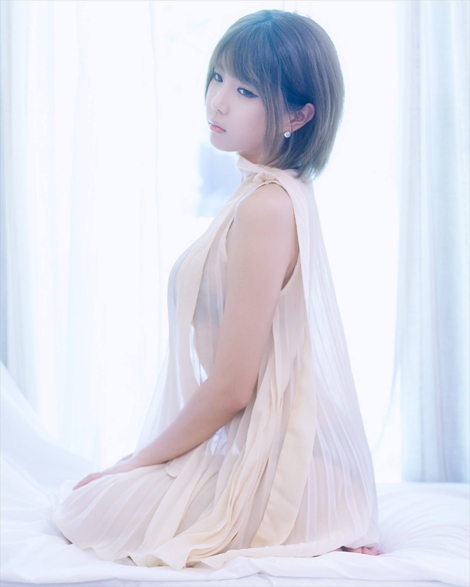 韩国超模许允美  白纱裙室拍写真