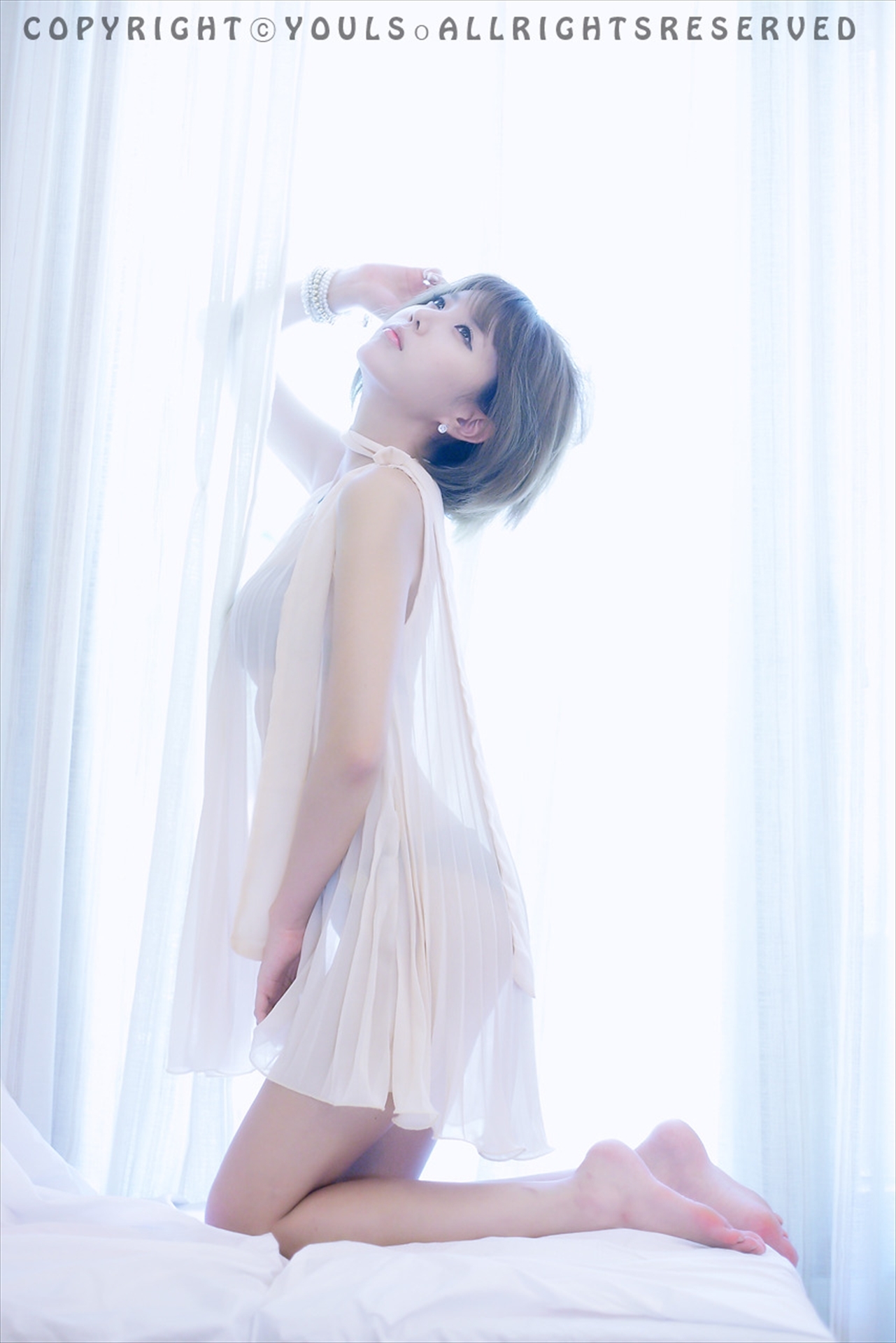 韩国超模许允美  白纱裙室拍写真