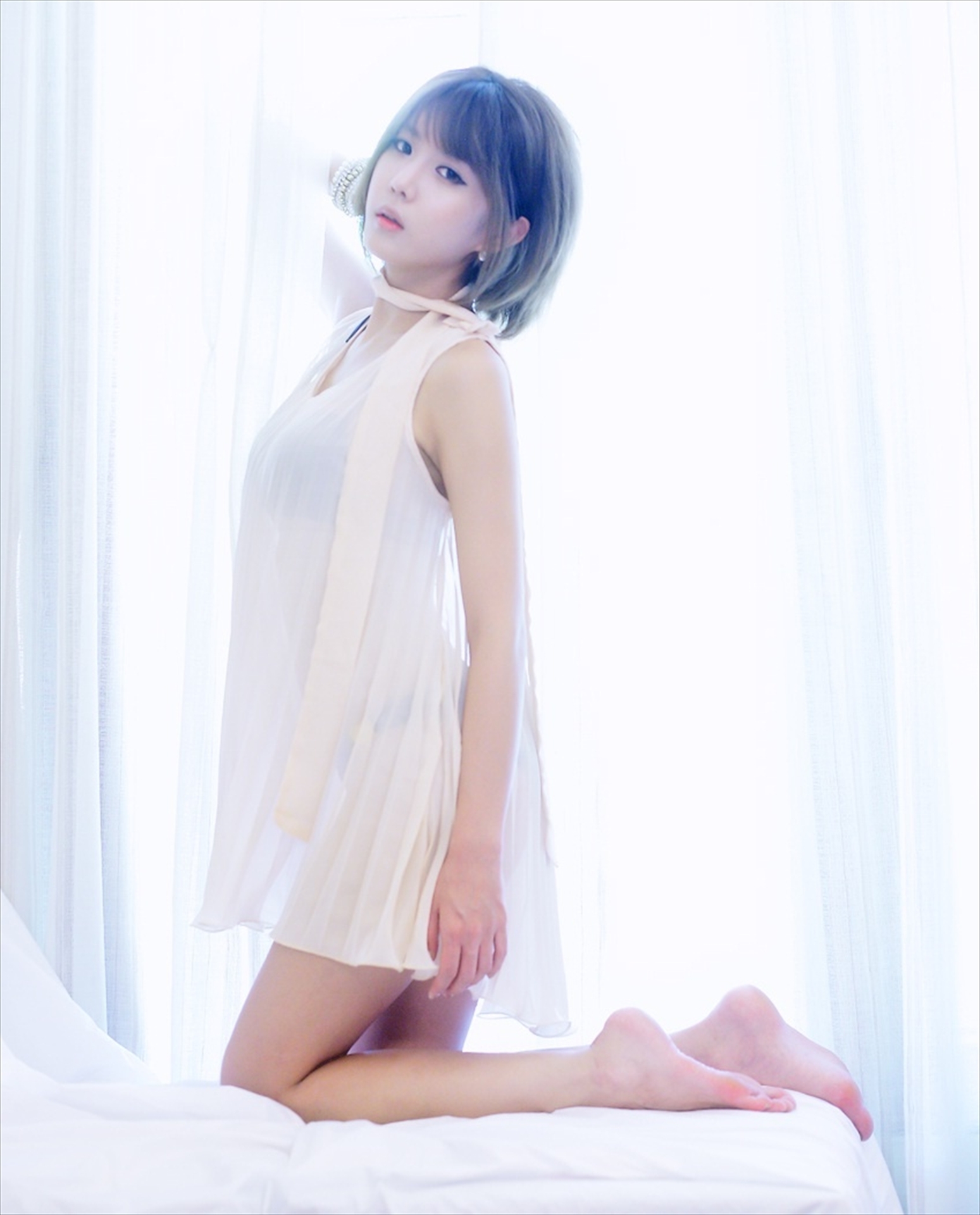 韩国超模许允美  白纱裙室拍写真