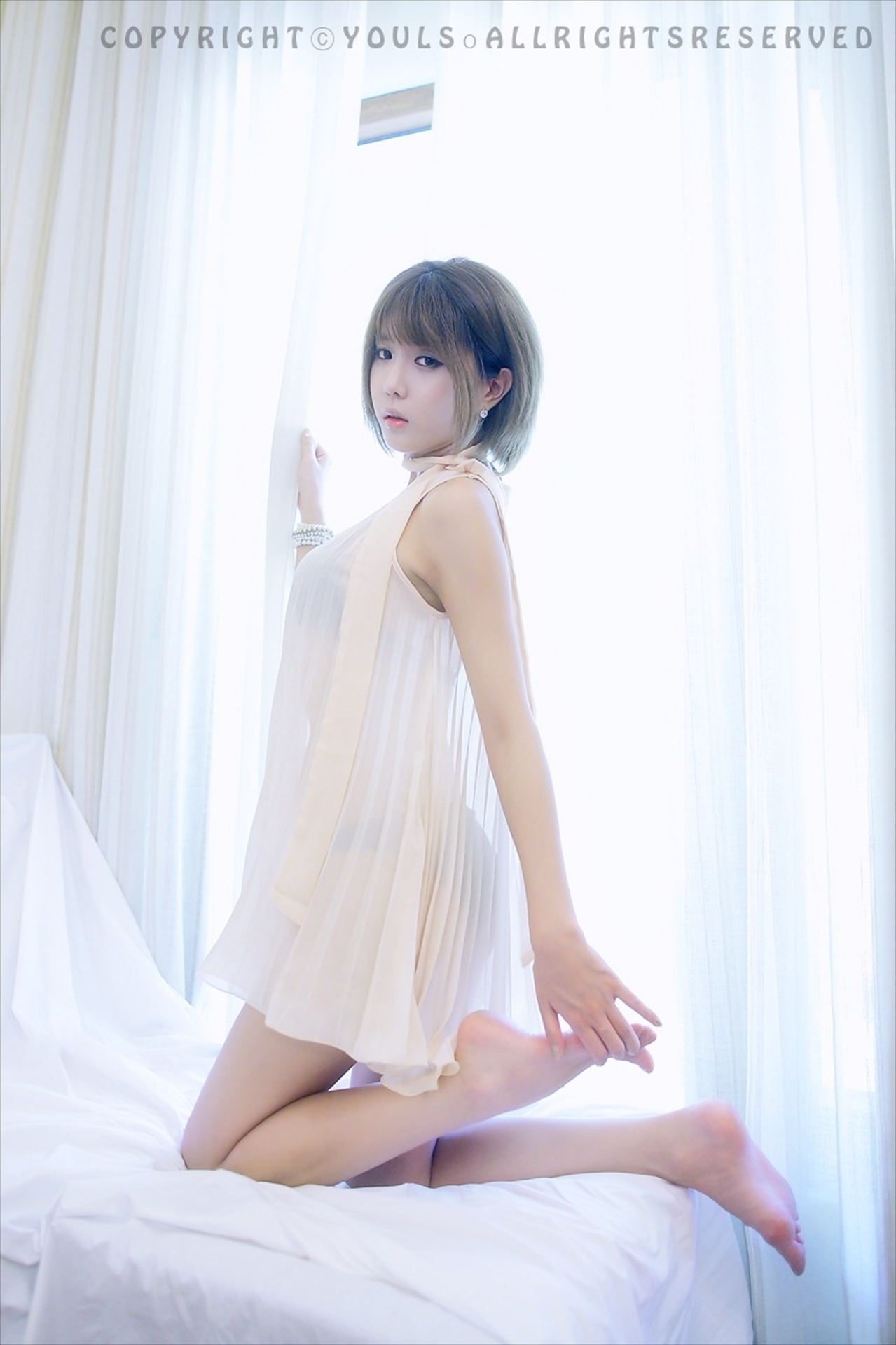 韩国超模许允美  白纱裙室拍写真