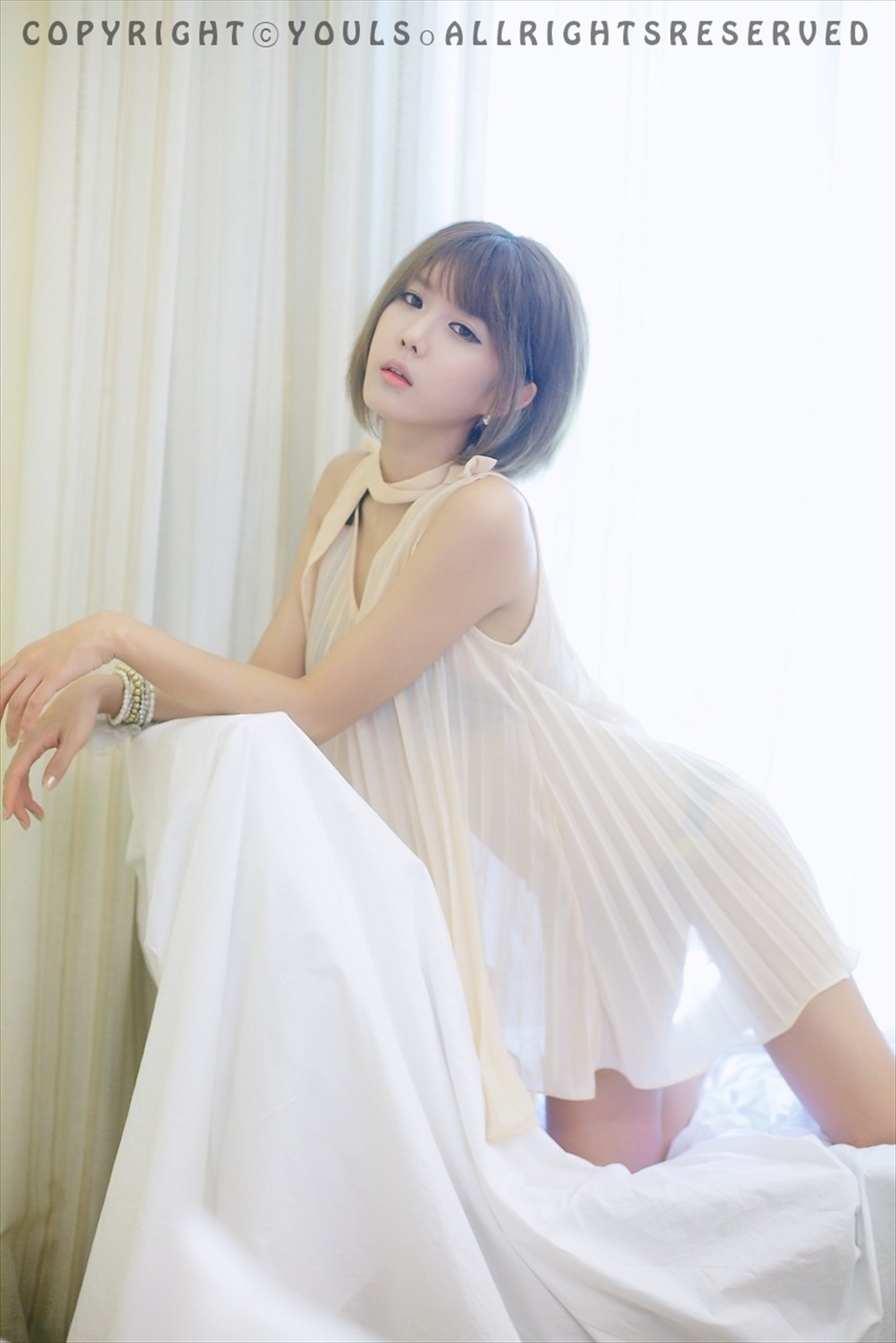 韩国超模许允美  白纱裙室拍写真