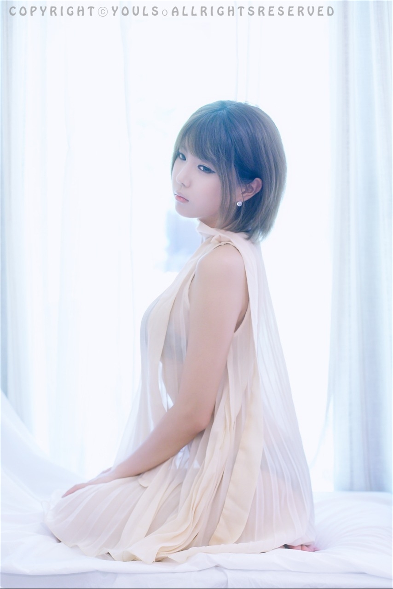 韩国超模许允美  白纱裙室拍写真