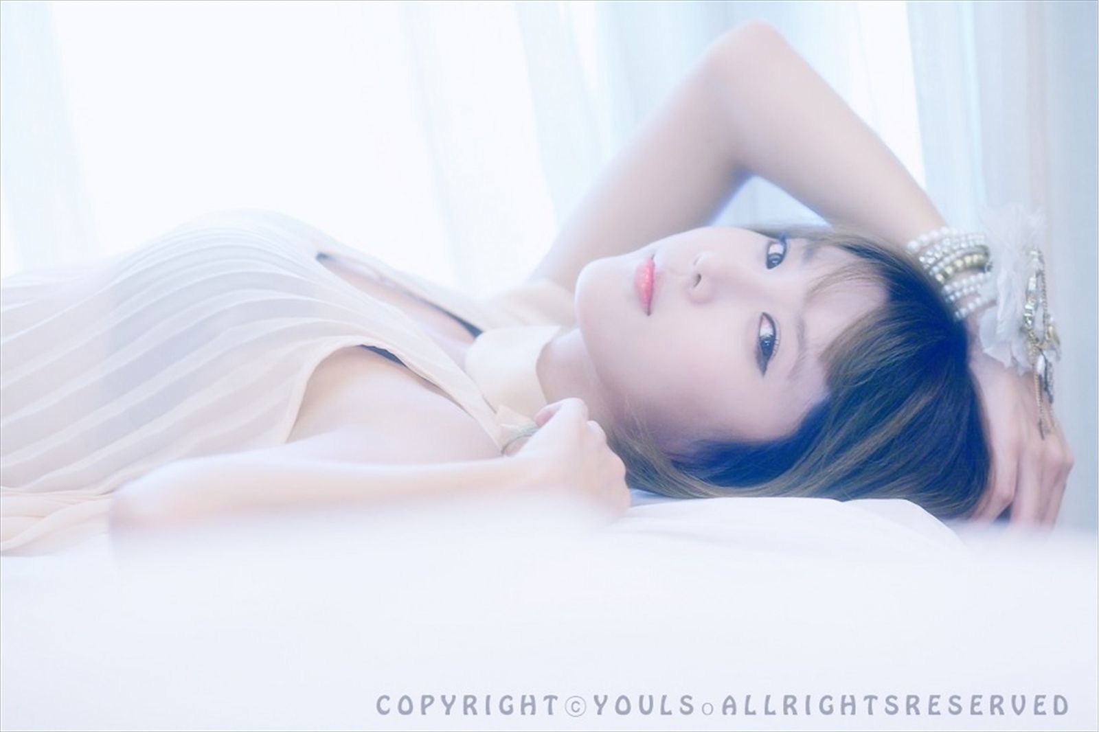 韩国超模许允美  白纱裙室拍写真