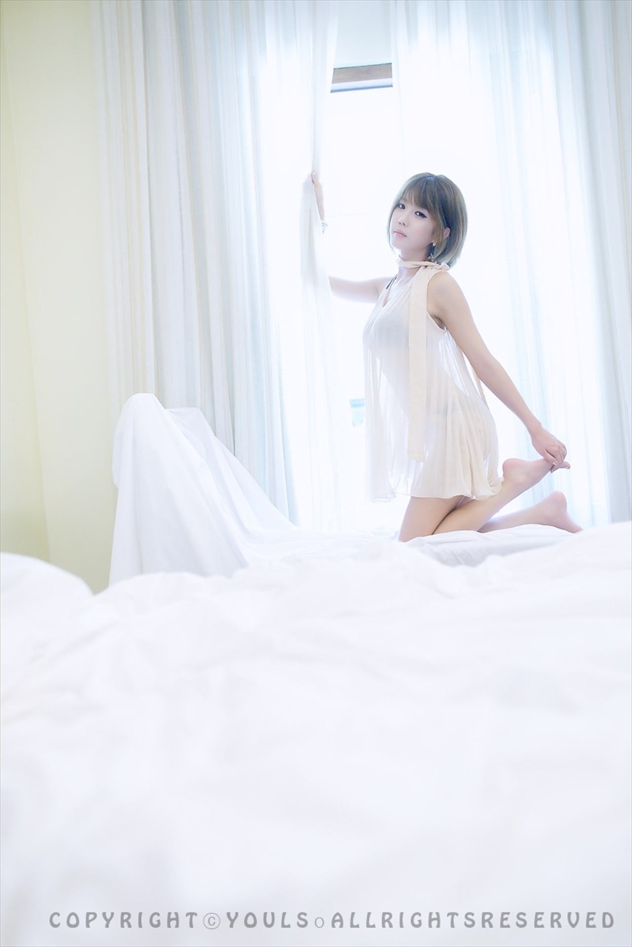 韩国超模许允美  白纱裙室拍写真