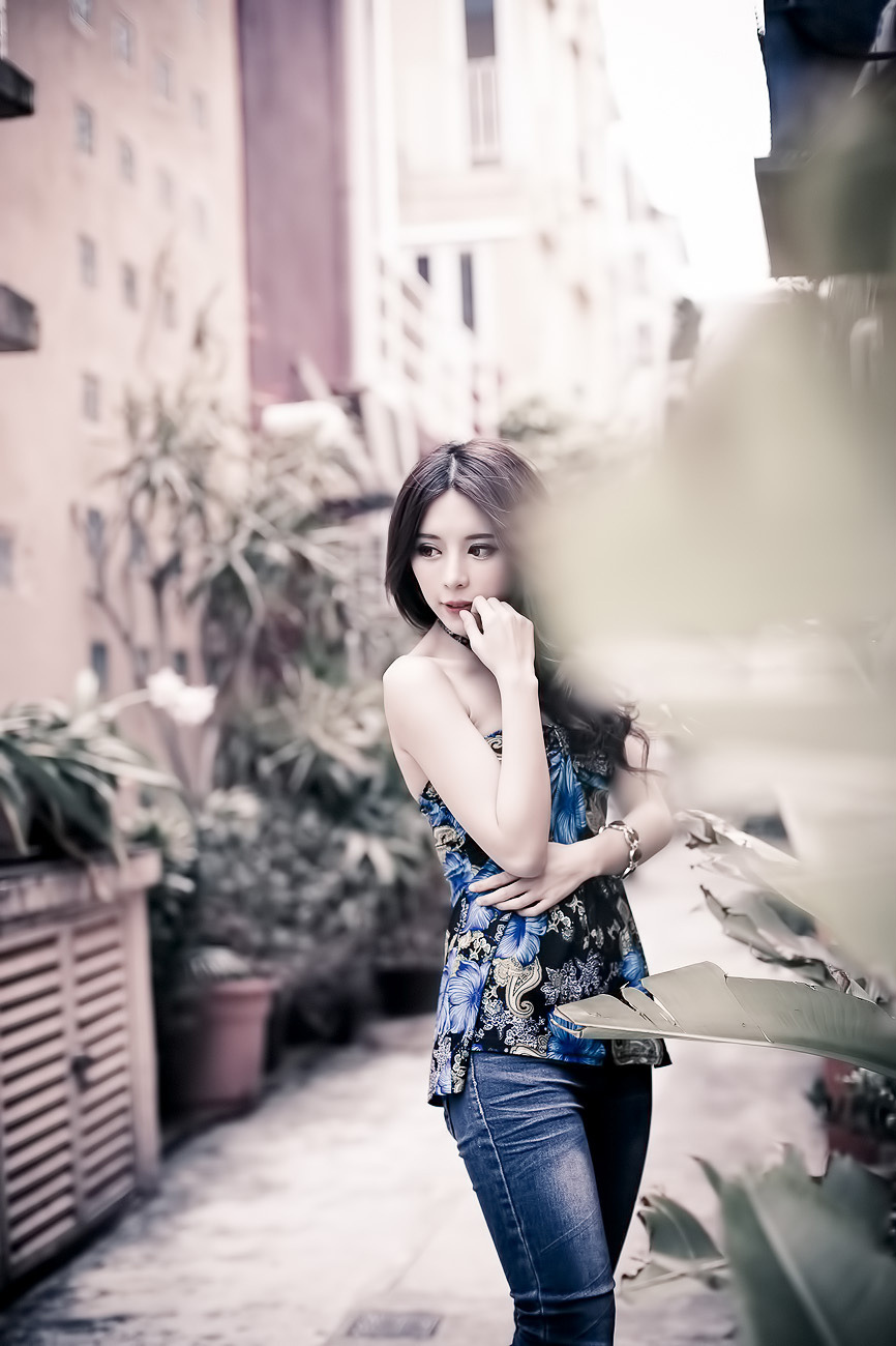 超跑女神大眼正妹张齐郡 炫彩外拍