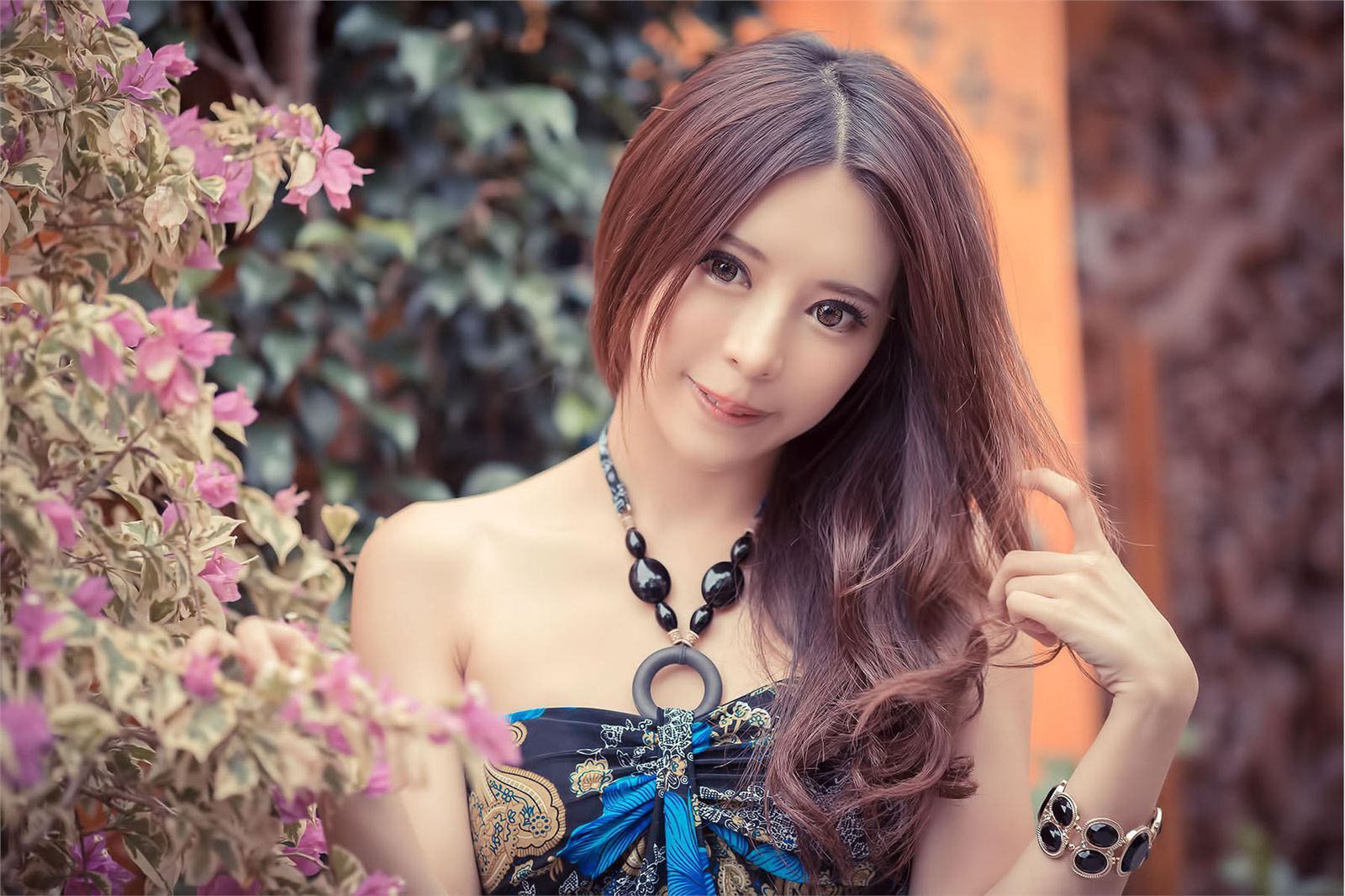 超跑女神大眼正妹张齐郡 炫彩外拍