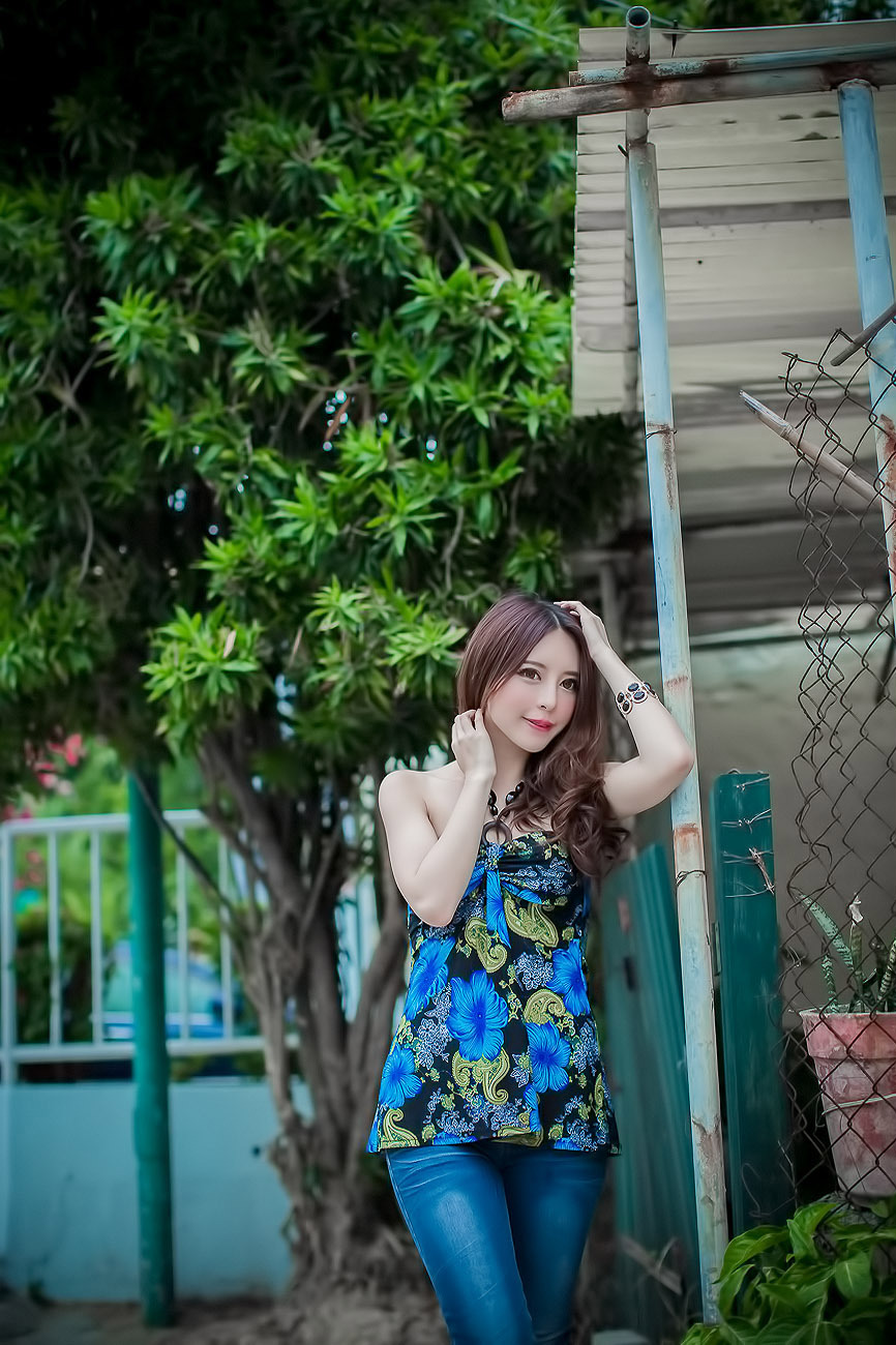 超跑女神大眼正妹张齐郡 炫彩外拍