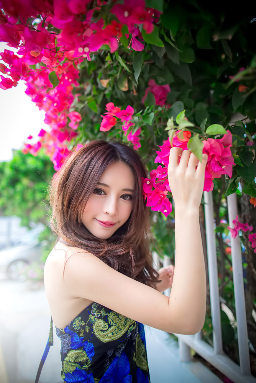 超跑女神大眼正妹张齐郡 炫彩外拍