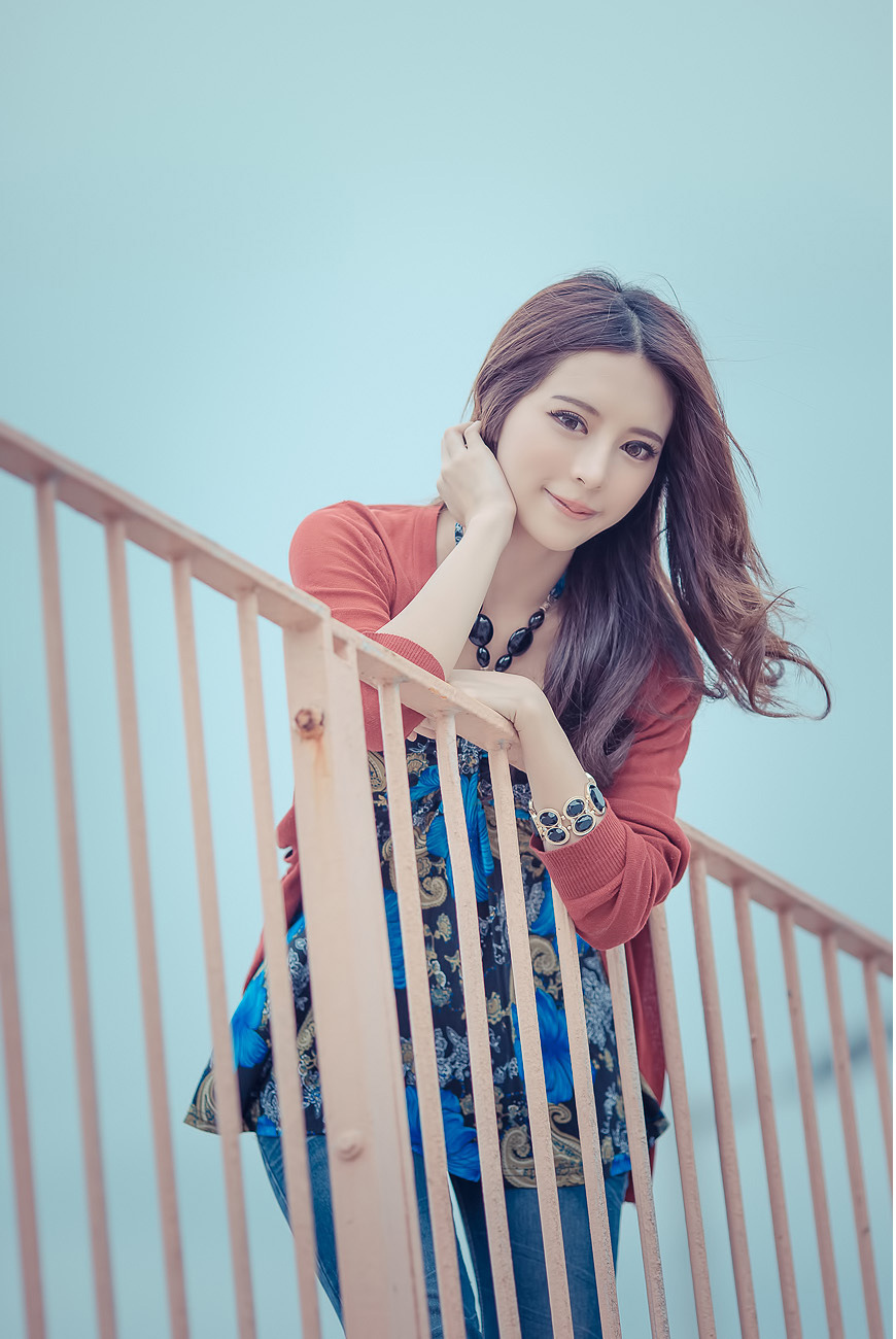 超跑女神大眼正妹张齐郡 炫彩外拍