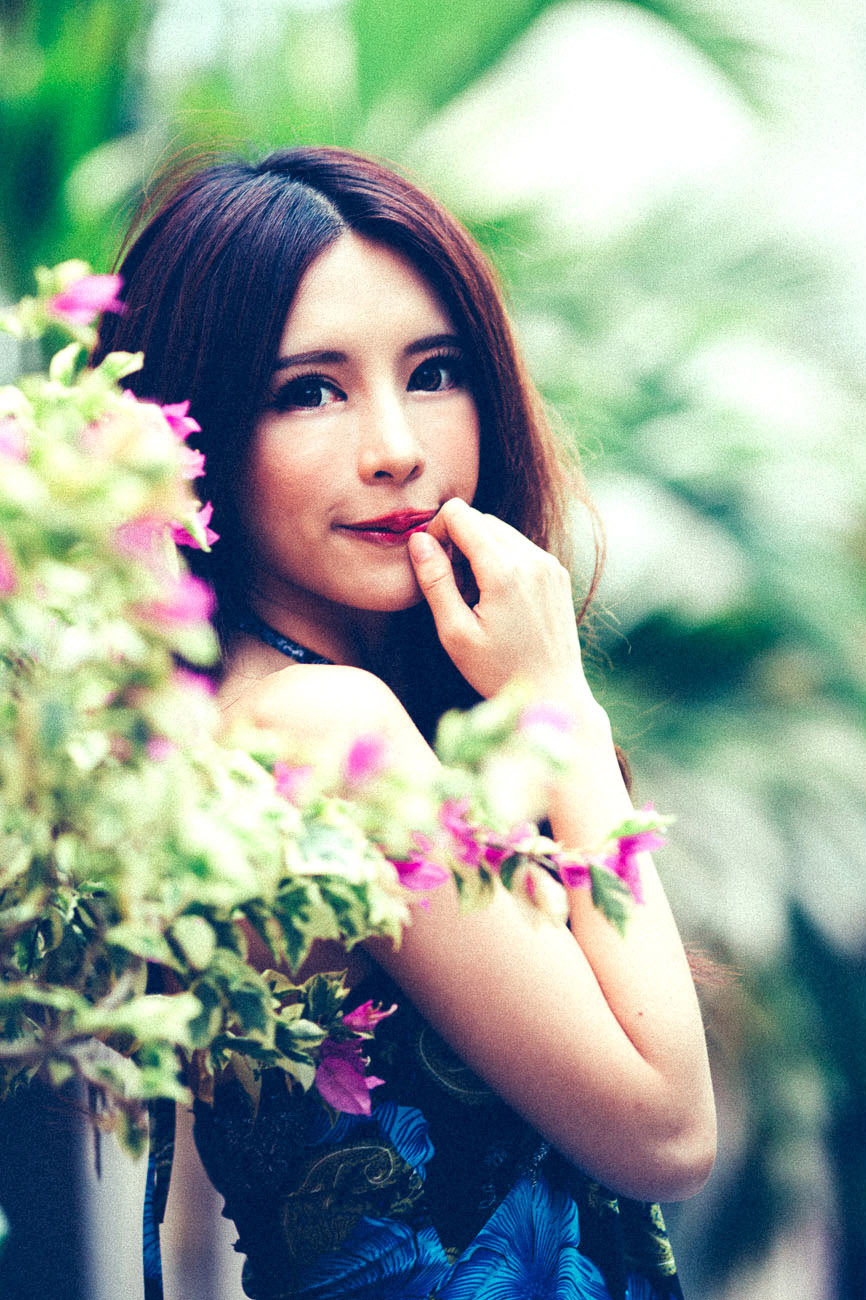 超跑女神大眼正妹张齐郡 炫彩外拍