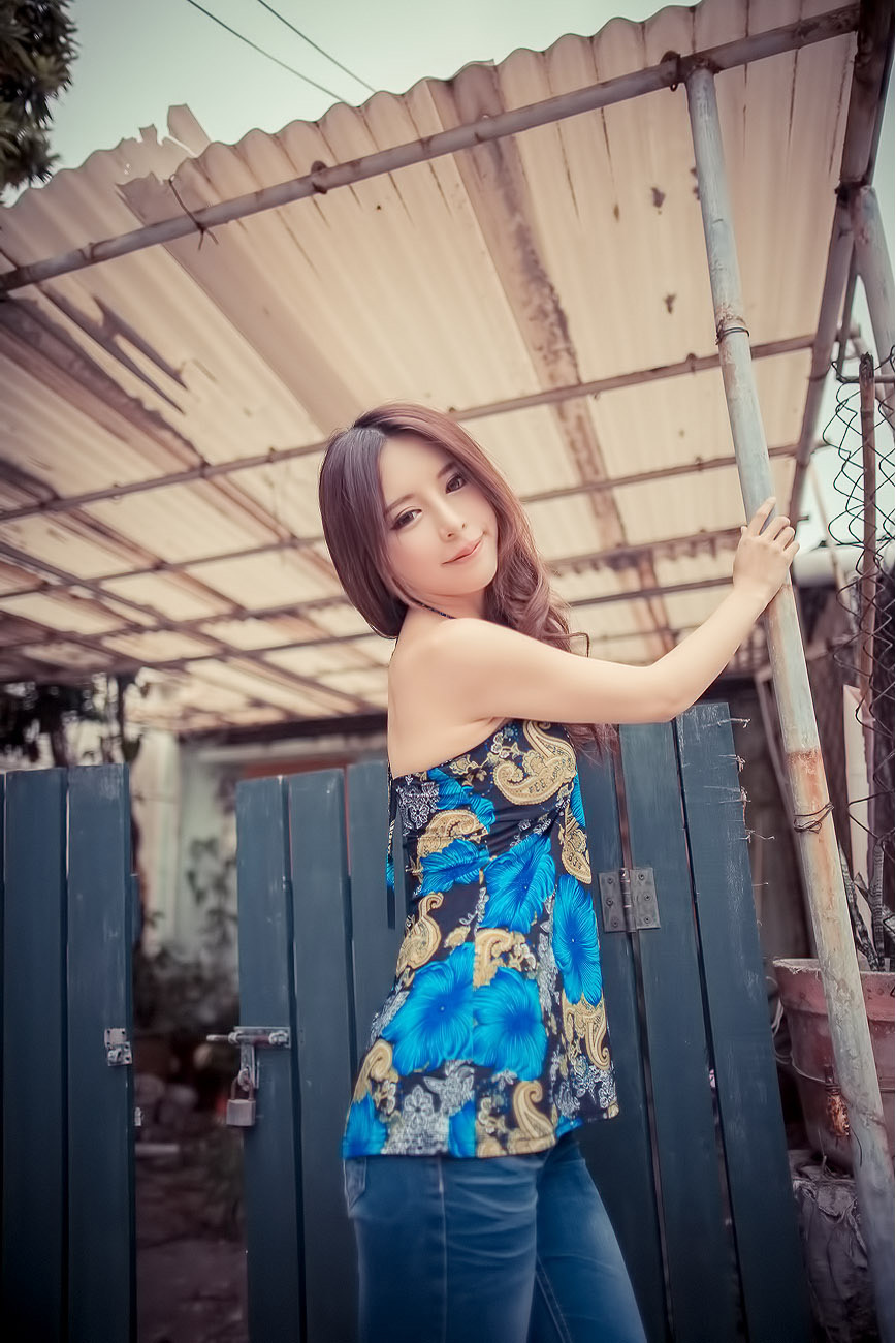 超跑女神大眼正妹张齐郡 炫彩外拍