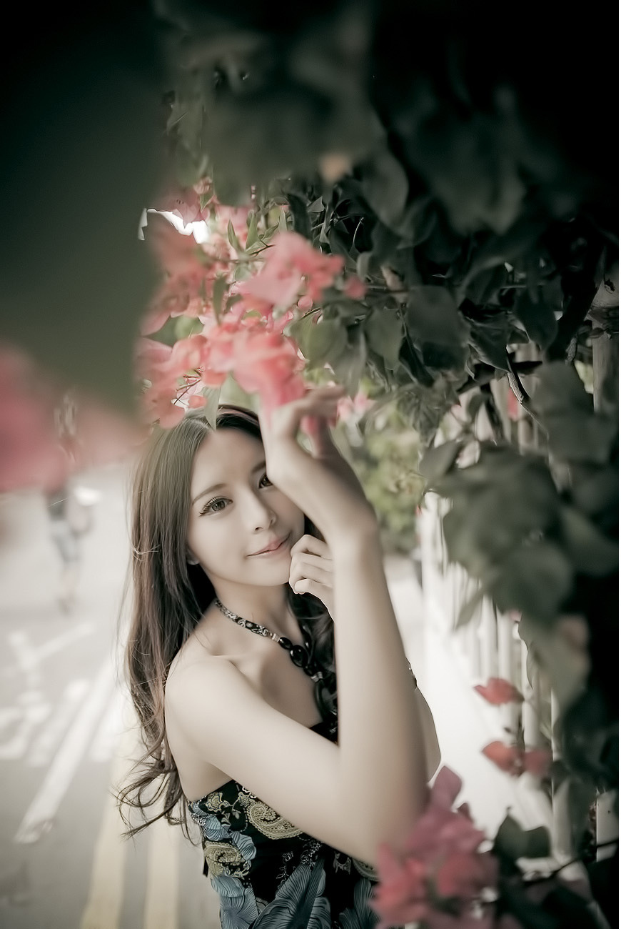 超跑女神大眼正妹张齐郡 炫彩外拍