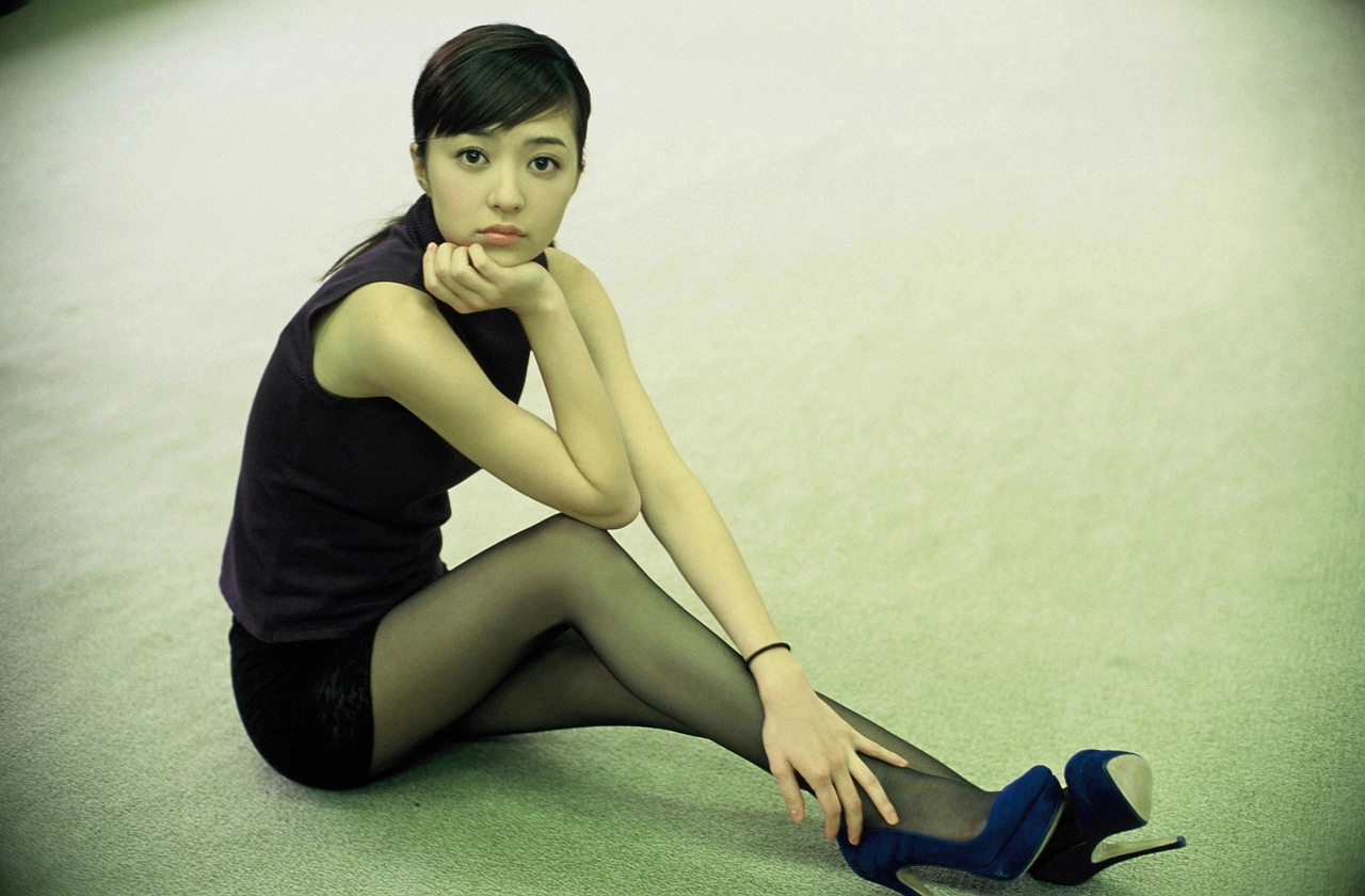 逢泽莉娜穿黑丝，清纯美女也可以撸