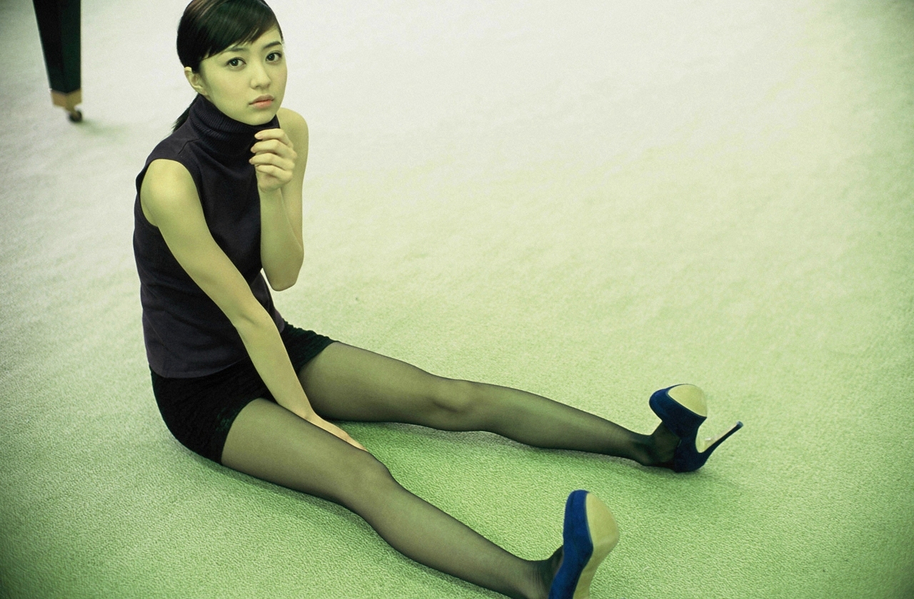 逢泽莉娜穿黑丝，清纯美女也可以撸