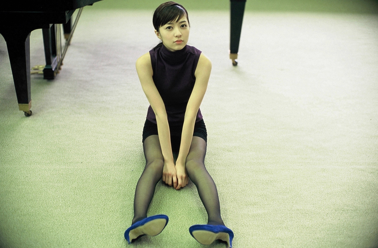 逢泽莉娜穿黑丝，清纯美女也可以撸